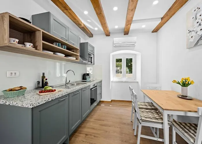 Old Tower Center * Póla