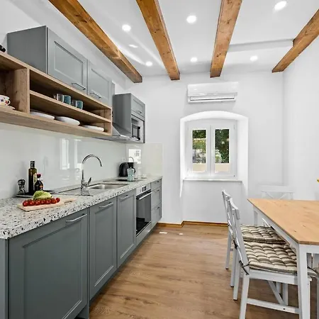 Old Tower Center * Póla