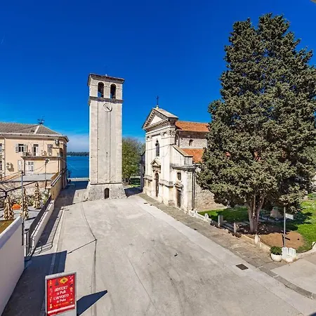 Old Tower Center Póla