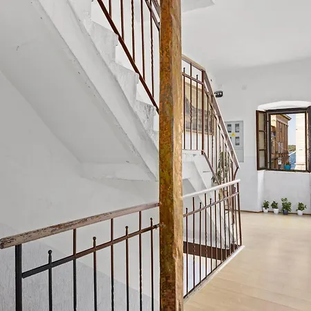 Old Tower Center Apartment *